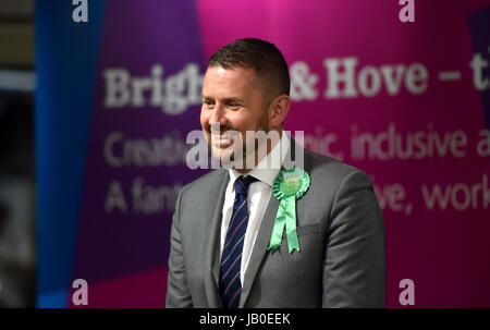 Brighton, Regno Unito. 9 Giugno 2017. Phelim Mac Cafferty il futuro candidato Green Party per Hove ai conti per Brighton Pavilion, Hove e Brighton Kemptown che si svolgono presso l'American Express Community Stadium Credit: Simon Dack/Alamy Live News Foto Stock