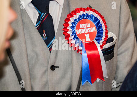 Belfast, Irlanda del Nord. 8 Giugno 2017. Il conteggio per la zona di Belfast nel 2017 elezioni generali britanniche ha preso il via al Titanic Exhibition Centre. Un uomo che indossa un Gavin Robinson Rosette Credito: Bonzo Alamy/Live News Foto Stock