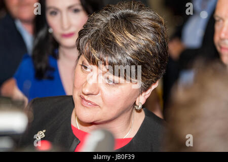 Belfast, Irlanda del Nord. 8 Giugno 2017. Il conteggio per la zona di Belfast nel 2017 elezioni generali britanniche ha preso il via al Titanic Exhibition Centre. Il leader del DUP e primo ministro Arlene Foster al conteggio Resut a Belfast Credit: Bonzo Alamy/Live News Foto Stock