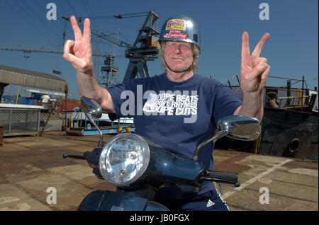 Amburgo, Germania. 26 Maggio, 2017. Musicista Gunter Gabriel seduto sul suo scooter presso il porto di Amburgo, Germania, 26 maggio 2017. Gabriel celebra il suo settantacinquesimo compleanno il 11 giugno 2017. Foto: Axel Heimken/dpa/Alamy Live News Foto Stock