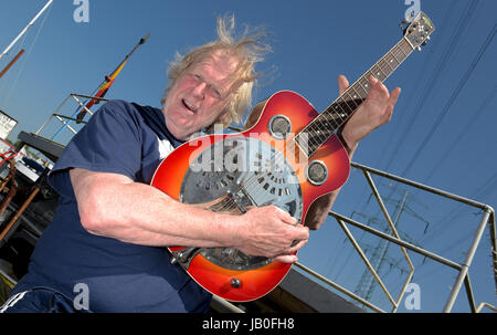 Amburgo, Germania. 26 Maggio, 2017. Musicista Gunter Gabriel a suonare la chitarra al di fuori di casa sua barca presso il porto di Amburgo, Germania, 26 maggio 2017. Gabriel celebra il suo settantacinquesimo compleanno il 11 giugno 2017. Foto: Axel Heimken/dpa/Alamy Live News Foto Stock