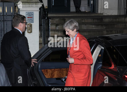 Londra, Regno Unito. 09 giugno, 2017. Theresa Maggio e suo marito, Phillip, arrivano al partito conservatore, sede 4 matthew parker street, Westminster, London seguendo il 2017 elezione generale. Credito: Ian Davidson/alamy live news Foto Stock
