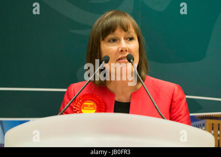 Cardiff, Galles, UK. 09 Giugno, 2017. Lavoro di Jo Stevens parla dopo essere stato rieletto MP per Cardiff Central a elezioni generali 2017 conteggio dei voti, Sport Galles centro nazionale, Sophia Gardens. Foto di credito: Mark Hawkins/Alamy Live News Foto Stock