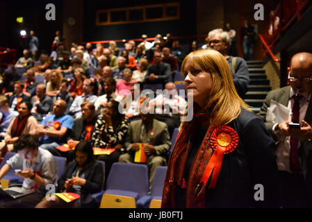 Londra, Regno Unito. Il 9 giugno, 2017. Lavoro di Sarah Jones vince Croydon Central dal conservatore Ministro di alloggiamento, Gavin Barwell. Il lavoro ha vinto una maggioranza di 5652, da una maggioranza conservatrice di 165 nel 2015. Credito: Giacobbe Sacks-Jones/Alamy Live News. Foto Stock