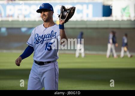 Kansas City, MO, Stati Uniti d'America. Il giorno 08 Giugno, 2017. Whit Merrifield #15 dei Kansas City Royals si riscalda prima della partita contro Houston Astros presso Kauffman Stadium di Kansas City, MO. Kyle Rivas/Cal Sport Media/Alamy Live News Foto Stock