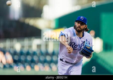 Kansas City, MO, Stati Uniti d'America. Il giorno 08 Giugno, 2017. Jason Hammel #39 dei Kansas City Royals piazzole contro Houston Astros durante il gioco presso Kauffman Stadium di Kansas City, MO. Kyle Rivas/Cal Sport Media/Alamy Live News Foto Stock