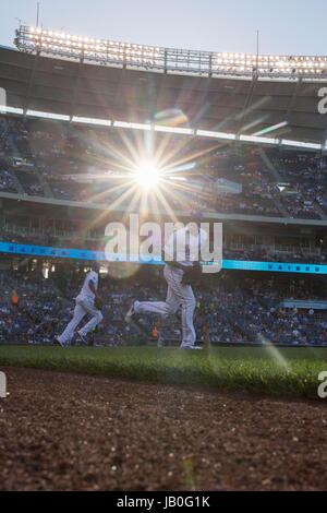 Kansas City, MO, Stati Uniti d'America. Il giorno 08 Giugno, 2017. Lorenzo Caino #6 dei Kansas City Royals prende il campo durante la partita contro Houston Astros presso Kauffman Stadium di Kansas City, MO. Kyle Rivas/Cal Sport Media/Alamy Live News Foto Stock