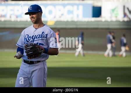 Kansas City, MO, Stati Uniti d'America. Il giorno 08 Giugno, 2017. Whit Merrifield #15 dei Kansas City Royals si riscalda prima della partita contro Houston Astros presso Kauffman Stadium di Kansas City, MO. Kyle Rivas/Cal Sport Media/Alamy Live News Foto Stock