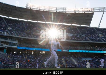 Kansas City, MO, Stati Uniti d'America. Il giorno 08 Giugno, 2017. Jorge Bonifacio #38 dei Kansas City Royals prende il campo durante la partita contro Houston Astros presso Kauffman Stadium di Kansas City, MO. Kyle Rivas/Cal Sport Media/Alamy Live News Foto Stock