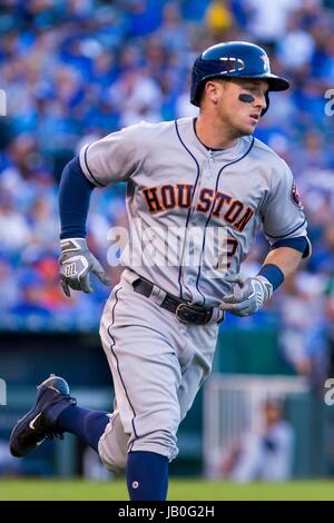 Kansas City, MO, Stati Uniti d'America. Il giorno 08 Giugno, 2017. Alex Bregman ha #2 degli Houston Astros teste alla prima dopo durante il gioco presso Kauffman Stadium di Kansas City, MO. Kyle Rivas/Cal Sport Media/Alamy Live News Foto Stock