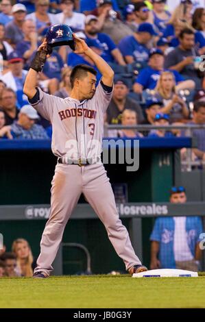 Kansas City, MO, Stati Uniti d'America. Il giorno 08 Giugno, 2017. Norichika Aoki #3 degli Houston Astros rilassa a Kansas City Royals terza base durante il gioco presso Kauffman Stadium di Kansas City, MO. Kyle Rivas/Cal Sport Media/Alamy Live News Foto Stock