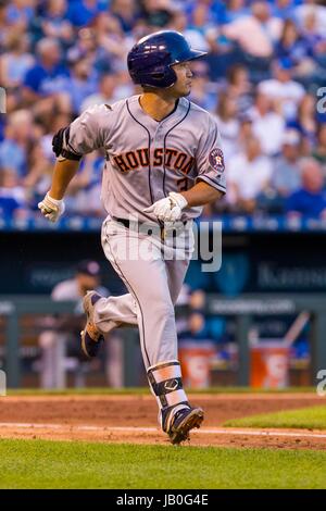 Kansas City, MO, Stati Uniti d'America. Il giorno 08 Giugno, 2017. Norichika Aoki #3 degli Houston Astros si collega su un Kansas City Royals passo durante il gioco presso Kauffman Stadium di Kansas City, MO. Kyle Rivas/Cal Sport Media/Alamy Live News Foto Stock