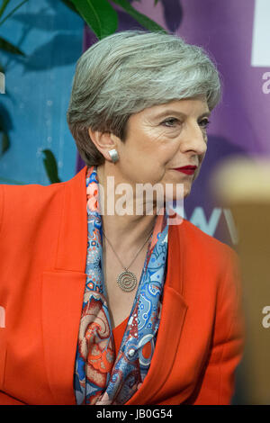 Maidenhead, Regno Unito. Il 9 giugno, 2017. Theresa Maggio arriva a contare per la circoscrizione di Maidenhead per le elezioni generali. Credito: Mark Kerrison/Alamy Live News Foto Stock