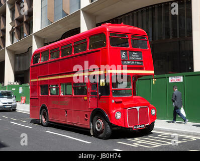 Tradizionale in rosso London bus Foto Stock