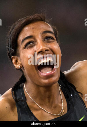 Roma, Italia. 8 Giugno, 2017. Sifan Hassan del Paesi Bassi celebra dopo la donna 1500m evento a Roma Golden Gala Pietro Mennea, parte della IAAF Diamond League in Italia a Roma, giugno 8, 2017. Sifan Hassan rivendicato il titolo con 3:56.22. Credito: Jin Yu/Xinhua/Alamy Live News Foto Stock