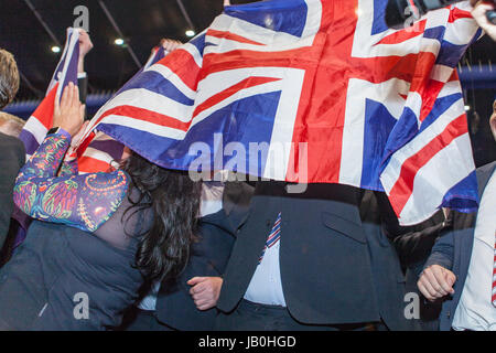 Belfast, Irlanda del Nord. 8 Giugno 2017. Il conteggio per la zona di Belfast nel 2017 elezioni generali britanniche ha preso il via al Titanic Exhibition Centre. Dup celebrando vincente a sud di Belfast e Belfast nord. Foto Stock