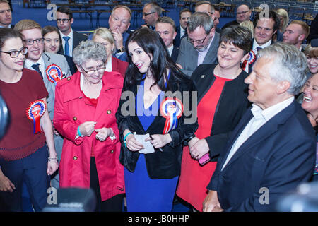 Belfast, Irlanda del Nord. 8 Giugno 2017. Il conteggio per la zona di Belfast nel 2017 elezioni generali britanniche ha preso il via al Titanic Exhibition Centre. Dup celebrando vincente a sud di Belfast e Belfast nord. Foto Stock