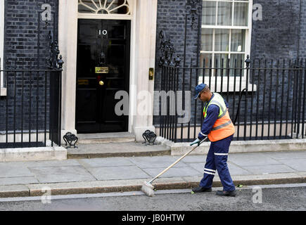 Londra, Regno Unito. Il 9 giugno, 2017. Spazzatrice pulisce fuori il numero 10 di Downing Street Credit: Finnbarr Webster/Alamy Live News Foto Stock