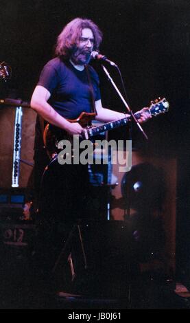 I Grateful Dead eseguire a Nassau Colesium, New York City 04-11 1982.Foto di Michael Brito-Globe foto, Inc. © 2000.K61287MBR.Gerry Garcia Credito: Globe foto/ZUMAPRESS.com/Alamy Live News Foto Stock