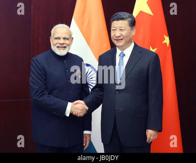 Astana in Kazakhstan. Il 9 giugno, 2017. Il presidente cinese Xi Jinping (R) incontra il Primo Ministro indiano Narendra Modi ad Astana, Kazakistan, 9 giugno 2017. Credito: Yao Dawei/Xinhua/Alamy Live News Foto Stock