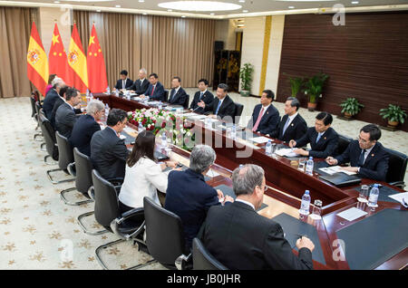 Astana in Kazakhstan. Il 9 giugno, 2017. Il presidente cinese Xi Jinping (5R) incontra il re spagnolo Felipe VI di Astana, Kazakistan, 9 giugno 2017. Credito: Li Tao/Xinhua/Alamy Live News Foto Stock