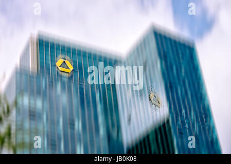 Il Gallileo building di Francoforte con motion blur e Commerzbank logo. Foto Stock