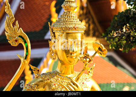 Golden kinnara statua in Grand Palace Bangkok, Tailandia. Foto Stock