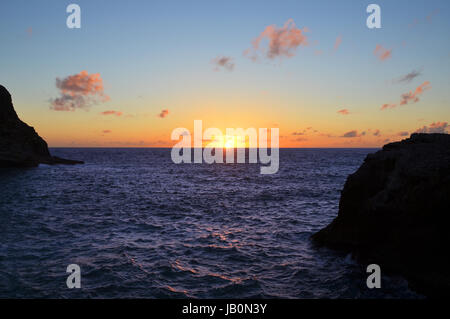 Bel Tramonto a ovest della Costa Algarve tra Praia do Amado e Cabo de Sao Vincente Foto Stock