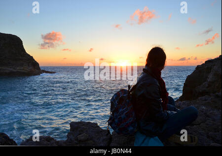 Bel Tramonto a ovest della Costa Algarve tra Praia do Amado e Cabo de Sao Vincente Foto Stock