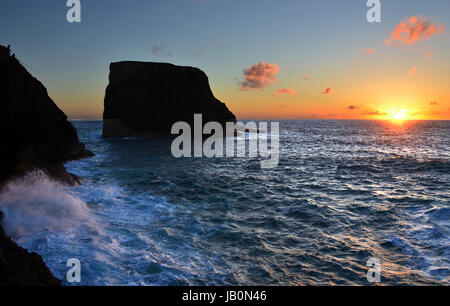 Bel Tramonto a ovest della Costa Algarve tra Praia do Amado e Cabo de Sao Vincente Foto Stock