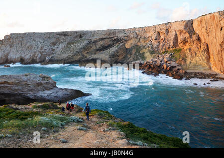 Bel Tramonto a ovest della Costa Algarve tra Praia do Amado e Cabo de Sao Vincente Foto Stock