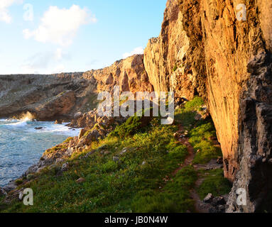 Bel Tramonto a ovest della Costa Algarve tra Praia do Amado e Cabo de Sao Vincente Foto Stock