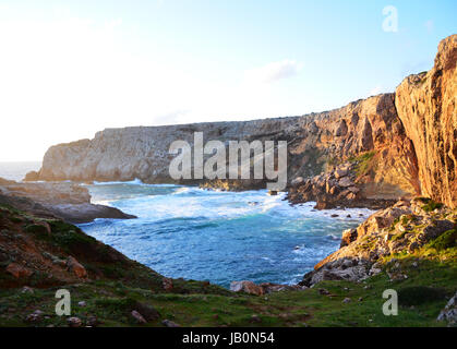 Bel Tramonto a ovest della Costa Algarve tra Praia do Amado e Cabo de Sao Vincente Foto Stock