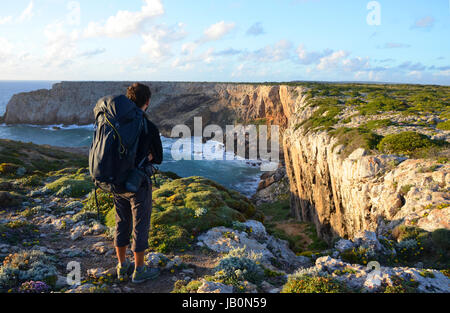 Bel Tramonto a ovest della Costa Algarve tra Praia do Amado e Cabo de Sao Vincente Foto Stock