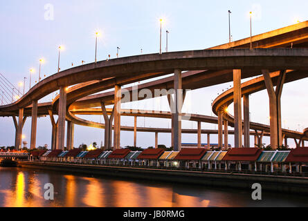 Bhumibol ponte in Twilight, Bangkok, Thailandia Foto Stock