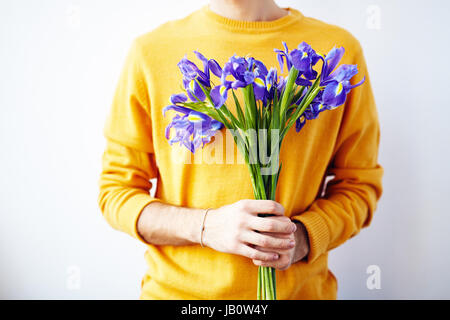 Uomo con bouquet di belle iridi Foto Stock