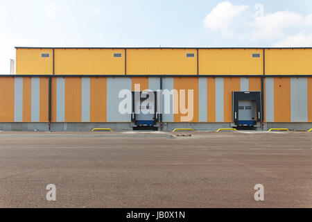 Due rampe per il carico dei camion presso il centro di distribuzione Foto Stock