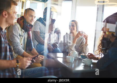 Tanto atteso incontro di amici Foto Stock
