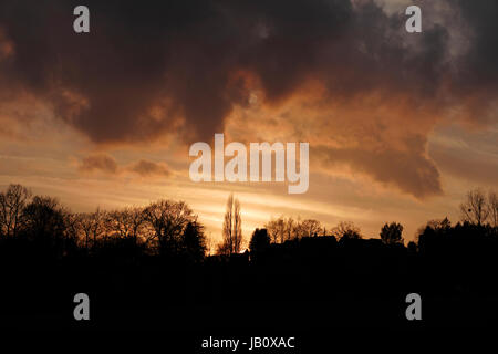 Tramonto sulla campagna in inverno (Northern Mayenne, Paese della Loira, Francia). Foto Stock