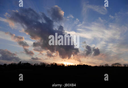 Tramonto sulla campagna in inverno, Settentrionale (Mayenne Paese della Loira, Francia). Foto Stock