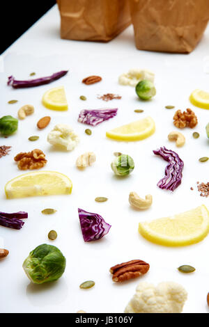 Tritate, insalata, ingredienti, bianco, limone, cavolo, semi e noci, cavolfiore, verdure, anacardi, le noci pecan, dadi Foto Stock