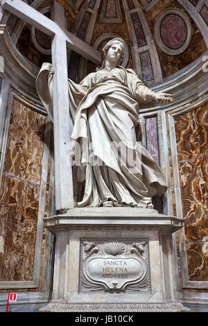 Saint Helena statua all'interno della Basilica di San Pietro, Roma, Italia. Foto Stock