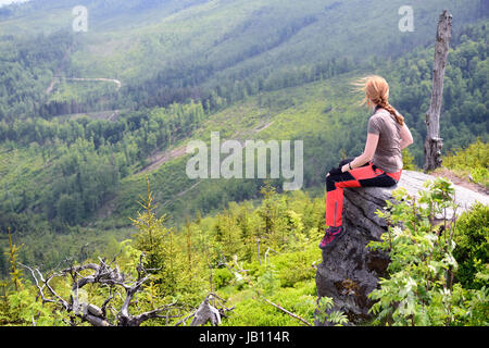 Hikings lungo sentieri escursionistici nelle montagne Beskid in Polonia con lo zaino sulla schiena Foto Stock