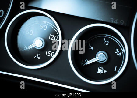 La temperatura del liquido di raffreddamento e gli indicatori di livello di carburante sul cruscotto dell'automobile Foto Stock