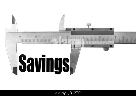 Due mani tenendo un calibro, misurare la parola "saving'. Foto Stock