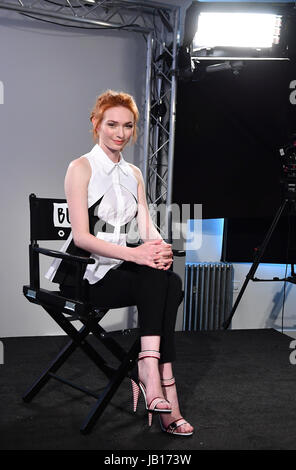 Eleanor Tomlinson si unisce a costruire per un live intervista a AOL di Capper Street Studio a Londra. Foto Stock