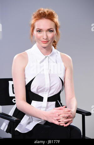 Eleanor Tomlinson si unisce a costruire per un live intervista a AOL di Capper Street Studio a Londra. Foto Stock