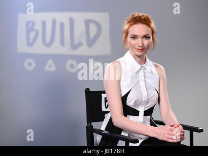 Eleanor Tomlinson si unisce a costruire per un live intervista a AOL di Capper Street Studio a Londra. Foto Stock