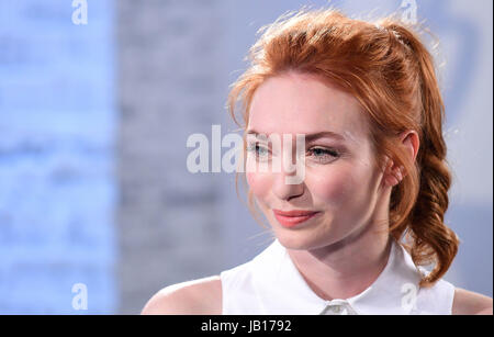 Eleanor Tomlinson si unisce a costruire per un live intervista a AOL di Capper Street Studio a Londra. Foto Stock