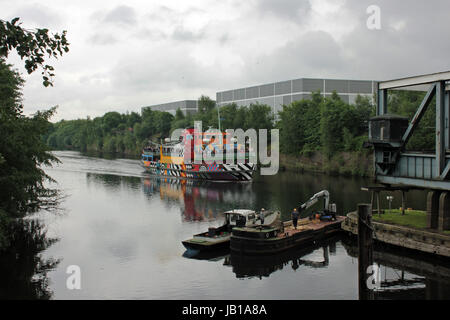 L acquedotto Barton attraversando il Manchester Ship Canal è stata fatta oscillare per consentire il "Razzle Dazzle" Merseyside traghetto per passare. Foto Stock